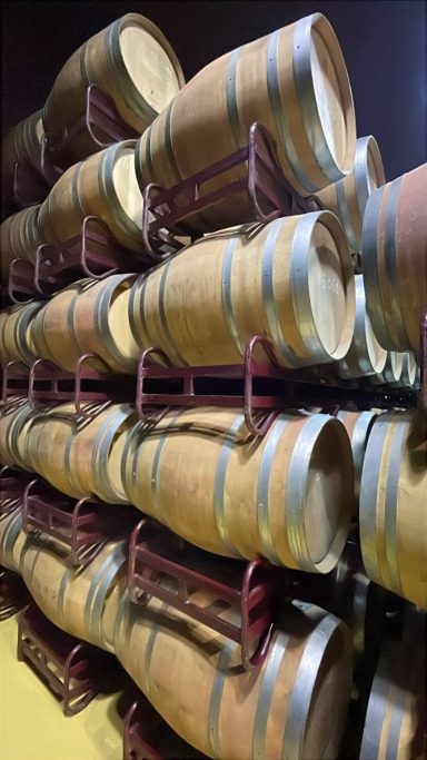 Barricas usadas 225 L Barricas de vino apiladas en estanterías de madera.